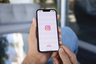 Alanya, Türkiye - 20 Eylül 2023: Ekranda sosyal ağ servisi Instagram ile iPhone 14 'ü tutan adam.