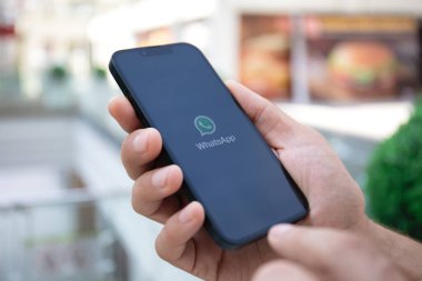 Alanya, Türkiye - 26 Eylül 2023: iPhone 14 ile haberci WhatsApp ekranda