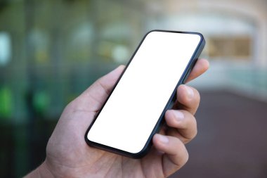 Adam el ele tutuşup, sokağın ortasında tek ekran görüntüsü veriyor.