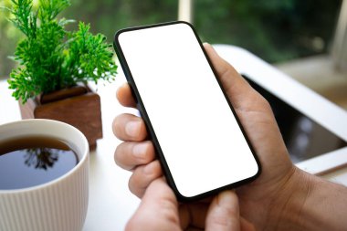 Ofisteki tabletin izole ekran arka planına sahip erkek el bilgisayarı