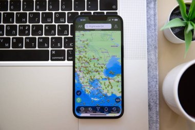 Alanya, Türkiye - 18 Eylül 2023: İnternet hizmeti Flightradar 24 ve Macbook Pro 16 ile Telefon Apple iPhone 14