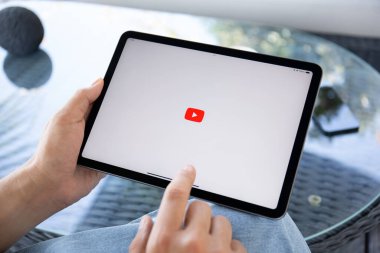Alanya, Türkiye - 20 Eylül 2023: Apple iPad Air ile App YouTube Google 'ın el ele tutuşması ekranda canlı yayın medyası ve video sağlıyor.