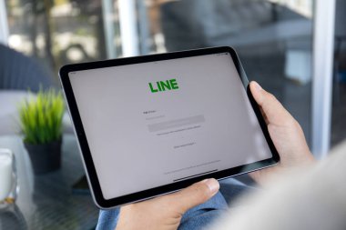 Alanya, Türkiye - 20 Eylül 2023: Apple iPad Air Space Gray 'in insan eliyle tutulması.