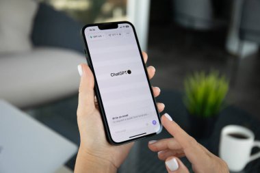 Alanya, Türkiye - 5 Ekim 2023: İnternet servis takımyıldızı Apple iPhone 14 ile el ele tutuşan kadın ekranda sohbet robotu Chat GPT yapay zekası kullanıldı