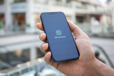 Alanya, Türkiye - 26 Eylül 2023: iPhone 14 ile haberci WhatsApp ekranda