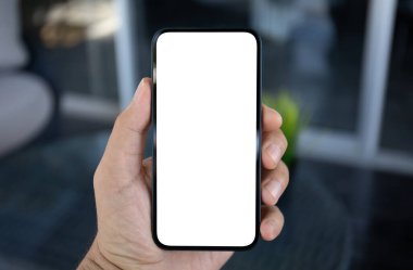 Ofiste izole edilmiş ekranlı erkek eller telefonu tutuyor.