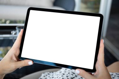 Kadın elleri ofiste izole ekran tableti tutuyor.