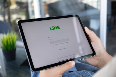 Alanya, Türkiye - 20 Eylül 2023: Ekranda sosyal ağ hizmeti hattı ile Apple iPad Air 'i tutan adam.