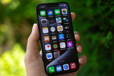 Alanya, Türkiye - 24 Ekim 2023: Ekranda ev kilitli IOS 17 ekranlı iPhone 14 ile el ele tutuşan adam.