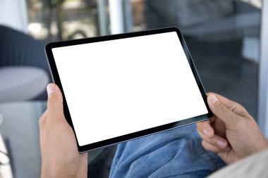 Ofisteki kafenin arka planında izole ekran bulunan bilgisayar tabletini tutan erkek eller