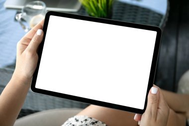 Kadın elleri ofiste izole ekran arkaplan kafeli bilgisayar tabletini tutuyor