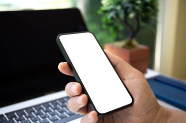 Ofiste izole edilmiş arka plan dizüstü bilgisayarı olan erkek el bilgisayarı.