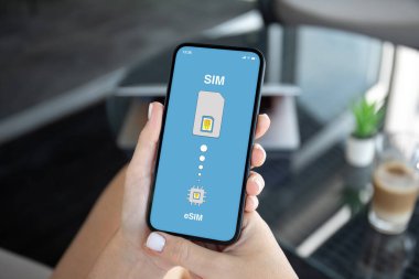 eSim 'de Sim kart değiştirici ile telefon bağlantısı var. Ofisteki ekran arkası kafede.  