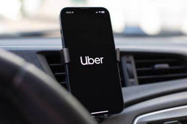 Alanya, Türkiye - 7 Kasım 2023: Apple iPhone 14 ve ekranda Taksi Uber uygulaması. iPhone 14 Apple tarafından oluşturuldu ve geliştirildi..