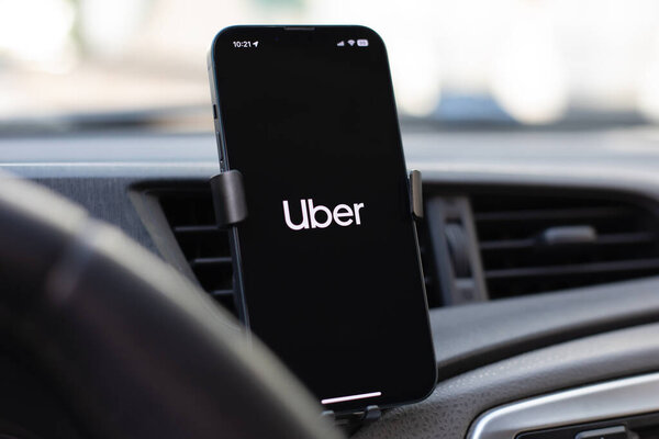 Алания, Турция - 7 ноября 2023 года: Apple iPhone 14 с приложением Uber на экране. iPhone 14 был создан и разработан Apple inc.