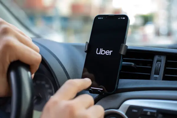 Alanya, Türkiye - 7 Kasım 2023: Apple iPhone 14 ve ekranda Taksi Uber uygulaması. iPhone 14 Apple tarafından oluşturuldu ve geliştirildi..
