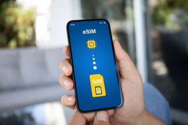 E-Sim 'de Sim kartının değiştirildiği el bilgisayarı kafe ofisinde ekranda.  
