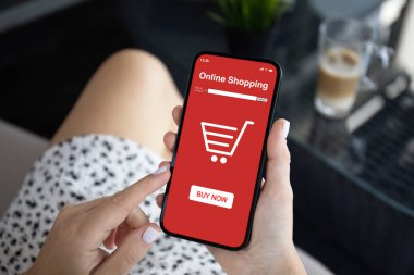 Kadınlar, ofislerindeki kafe hakkında internet üzerinden alışveriş uygulaması olan bir telefonu ellerinde tutuyorlar.
