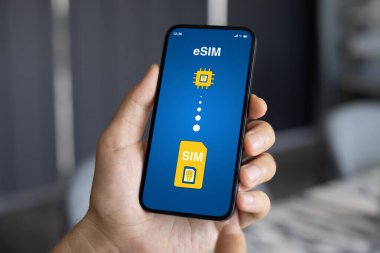 eSim 'de Sim kart değişikliğiyle el ele tutuşan adam ofiste ekranda.  