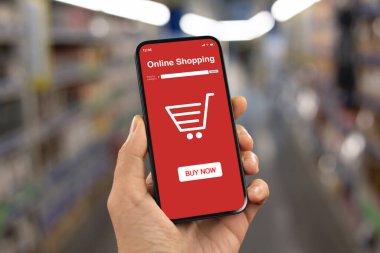 Man hand hold phone with app online shopping on screen background rafları ve süpermarketteki ürünler