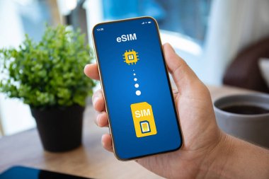 E-Sim 'de Sim kartının değiştirildiği el bilgisayarı kafede ekranda. 