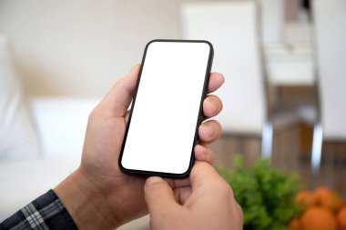 Erkek eller, yaz kafesinin izole ekran arka planına sahip telefonları tutuyor. 