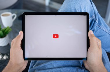 Alanya, Türkiye - 20 Eylül 2023: Apple iPad Air ile App YouTube Google 'ın el ele tutuşması ekranda canlı yayın medyası ve video sağlıyor.