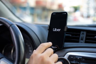 Alanya, Türkiye - 7 Kasım 2023: Apple iPhone 14 ve ekranda Taksi Uber uygulaması. iPhone 14 Apple tarafından oluşturuldu ve geliştirildi..