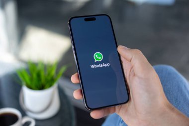 Alanya, Türkiye - 1 Aralık 2023: Apple iPhone 15 Pro Max ile sosyal ağ hizmetleri kuryesi WhatsApp ekranda