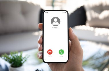 Otelin arka planındaki kafede arama yapan bir adam var.