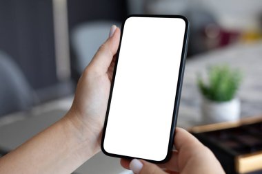 Ofis kafesindeki masanın izole ekran arka planına sahip kadın el bilgisayarı. 