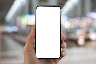 Şehirdeki sokak ışıklarının izole ekran arka planına sahip erkek el bilgisayarı.