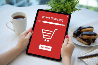 Kafe 'deki ekran arka planında online alışveriş uygulaması olan kadın el bilgisayarı tableti