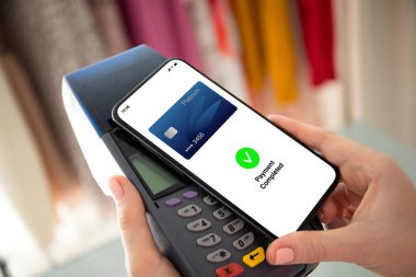 Ödeme kartıyla el ele tutuşan kadın. Kablosuz teknoloji NFC.