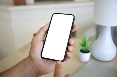 Evde masadaki izole ekran arka planına sahip bir erkek el bilgisayarı