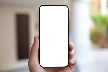 Oteldeki sokağın arka planına sahip bir erkek el bilgisayarı.