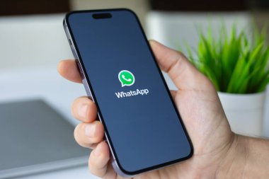 Alanya, Türkiye - 3 Nisan 2024: Apple iPhone 15 Pro Max ile sosyal ağ hizmetleri kuryesi WhatsApp ekranda