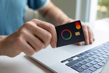 Alanya, Türkiye - 4 Nisan 2024: İnternet alışveriş servisi ile birlikte masada Macbook Pro 16 'nın erkek kredi kartı Mastercard' ı. Macbook Apple tarafından yaratıldı ve geliştirildi..