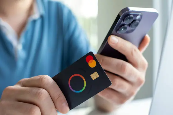 Alanya Turcja Kwietnia 2024 Mężczyzna Płaci Kartą Kredytową Mastercard Apple Obrazek Stockowy