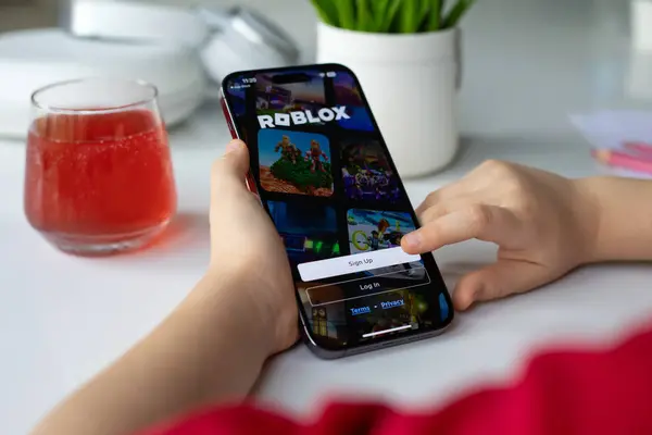 Alanya Törökország Április 2024 Gyermekek Kezében Iphone Pro Max Többjátékos Jogdíjmentes Stock Képek
