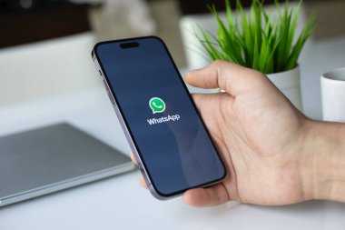 Alanya, Türkiye - 3 Nisan 2024: Apple iPhone 15 Pro Max ile sosyal ağ hizmetleri kuryesi WhatsApp ekranda