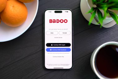 Alanya, Türkiye - 28 Nisan 2024: Telefon Apple iPhone 15 Pro Max ve çevrimiçi İnternet ağ servisi Badoo 'yu ekrana odakladı