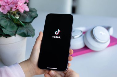 Alanya, Türkiye - 13 Nisan 2024: Çocuk elleri Apple iPhone 15 Pro Max ile ekranda servis medyası ve video TikTok.