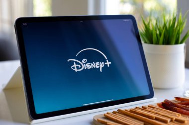 Alanya, Türkiye - 3 Mayıs 2024: Tablet Apple iPad Air ile çok uluslu eğlence şirketi Disney artı ekranda yayın yapan medya ve video sunuyor