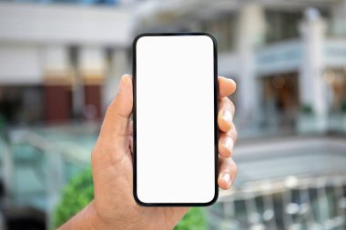 Alış veriş merkezinin izole ekran arka planına sahip erkek el bilgisayarı.