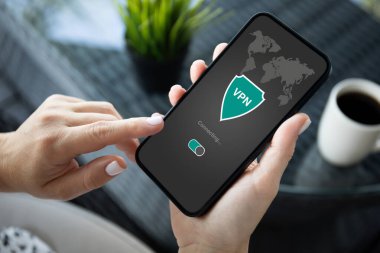 Kadın cep telefonu, Cafe 'deki özel ağı korumak için VPN uygulama oluşturma protokolleri ile el ele tutuşur