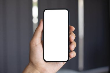 Ofisteki koyu renk duvarlı arka planda izole ekran ile erkek el ele tutuşması