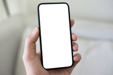 Işık odasının izole ekran arka planına sahip erkek el ele tutuşması