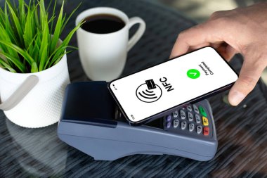 Adam cep telefonu ile ödeme kablosuz teknoloji NFC, pos terminali üzerinden kafede