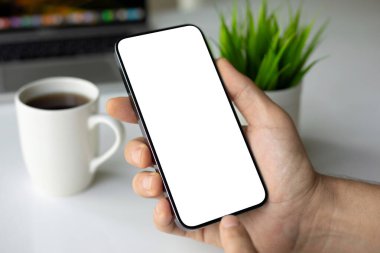 Kafede dizüstü bilgisayarı olan ve ekranı olan bir erkek el bilgisayarı.